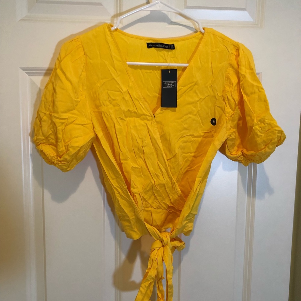 Abercrombie fetch NWT top blouse in yellow